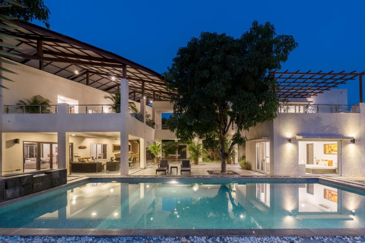 The Leaf By Stayvista - An Enchanting Escape Offering A Pool, Terrace, Lush Lawn, Contemporary Interiors, And Indoor Games Alībāg Esterno foto