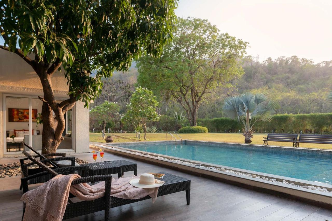 The Leaf By Stayvista - An Enchanting Escape Offering A Pool, Terrace, Lush Lawn, Contemporary Interiors, And Indoor Games Alībāg Esterno foto