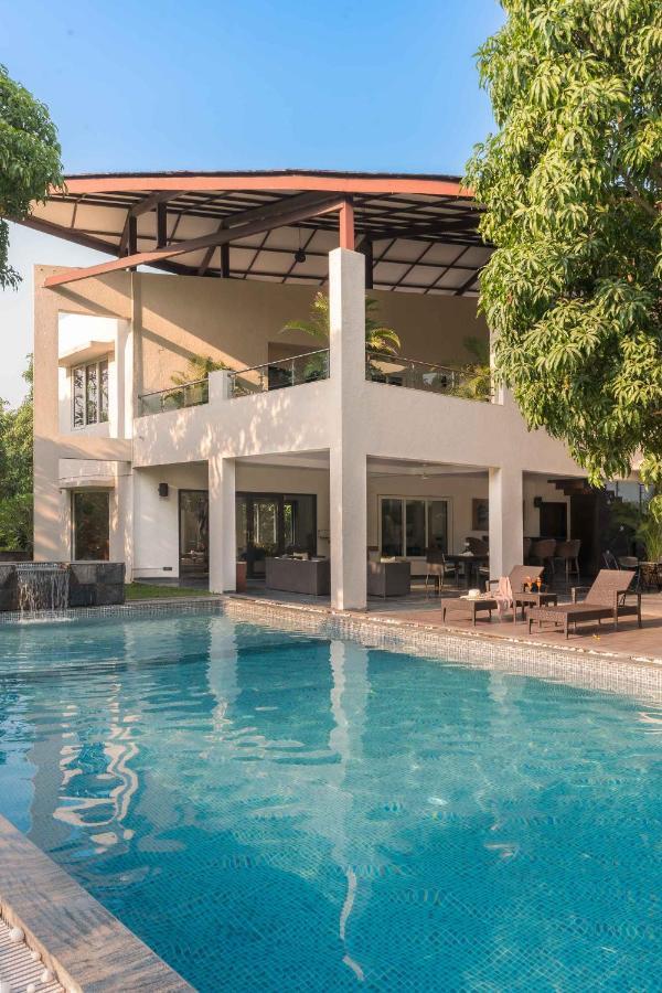 The Leaf By Stayvista - An Enchanting Escape Offering A Pool, Terrace, Lush Lawn, Contemporary Interiors, And Indoor Games Alībāg Esterno foto