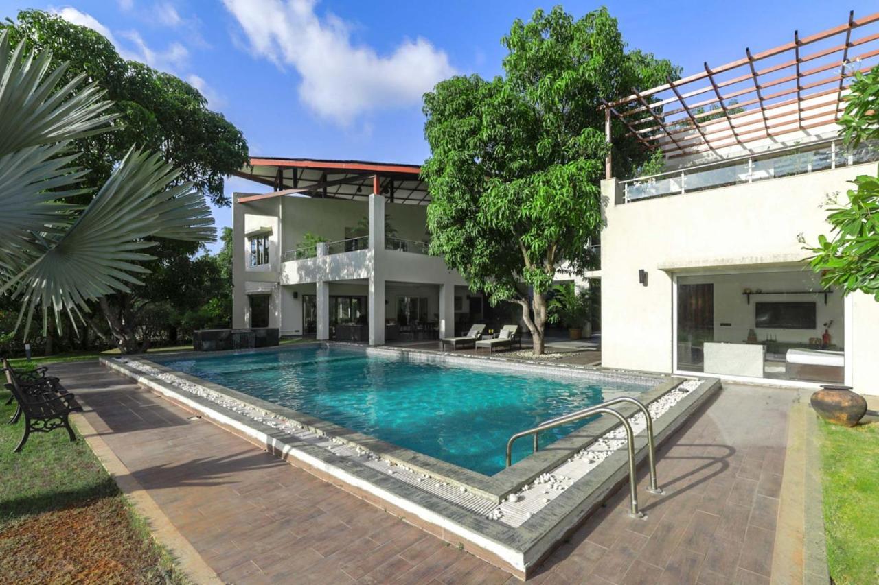 The Leaf By Stayvista - An Enchanting Escape Offering A Pool, Terrace, Lush Lawn, Contemporary Interiors, And Indoor Games Alībāg Esterno foto